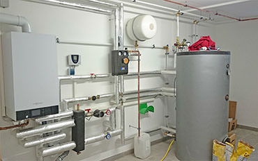 Viessmann Vitodens 200 Gasbrennwertheizungsanlage mit Hydraulischer Weiche und einer externen Umwälzpumpe